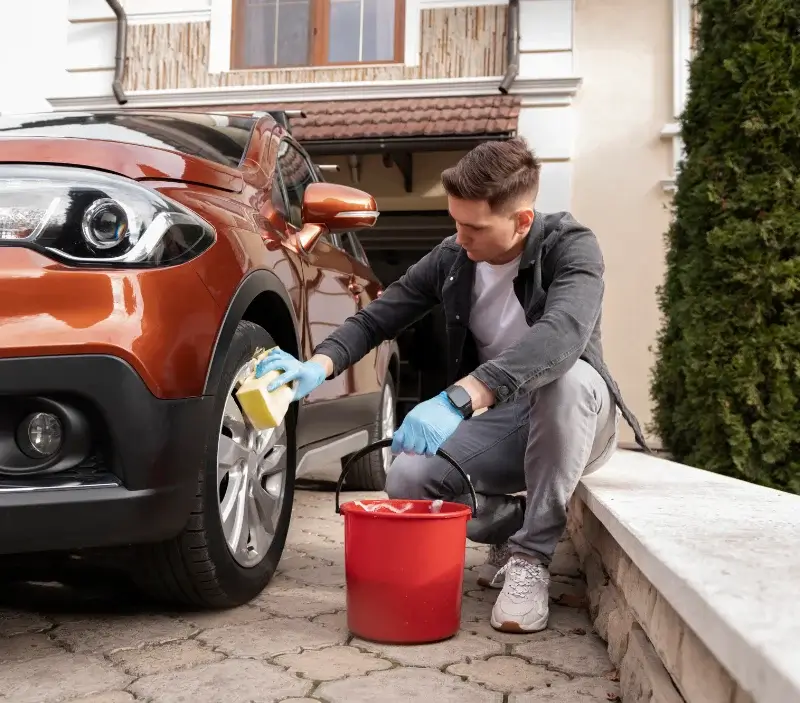 Lavage auto à domicile Auzat-la-Combelle : professionnel intervenant sur un véhicule